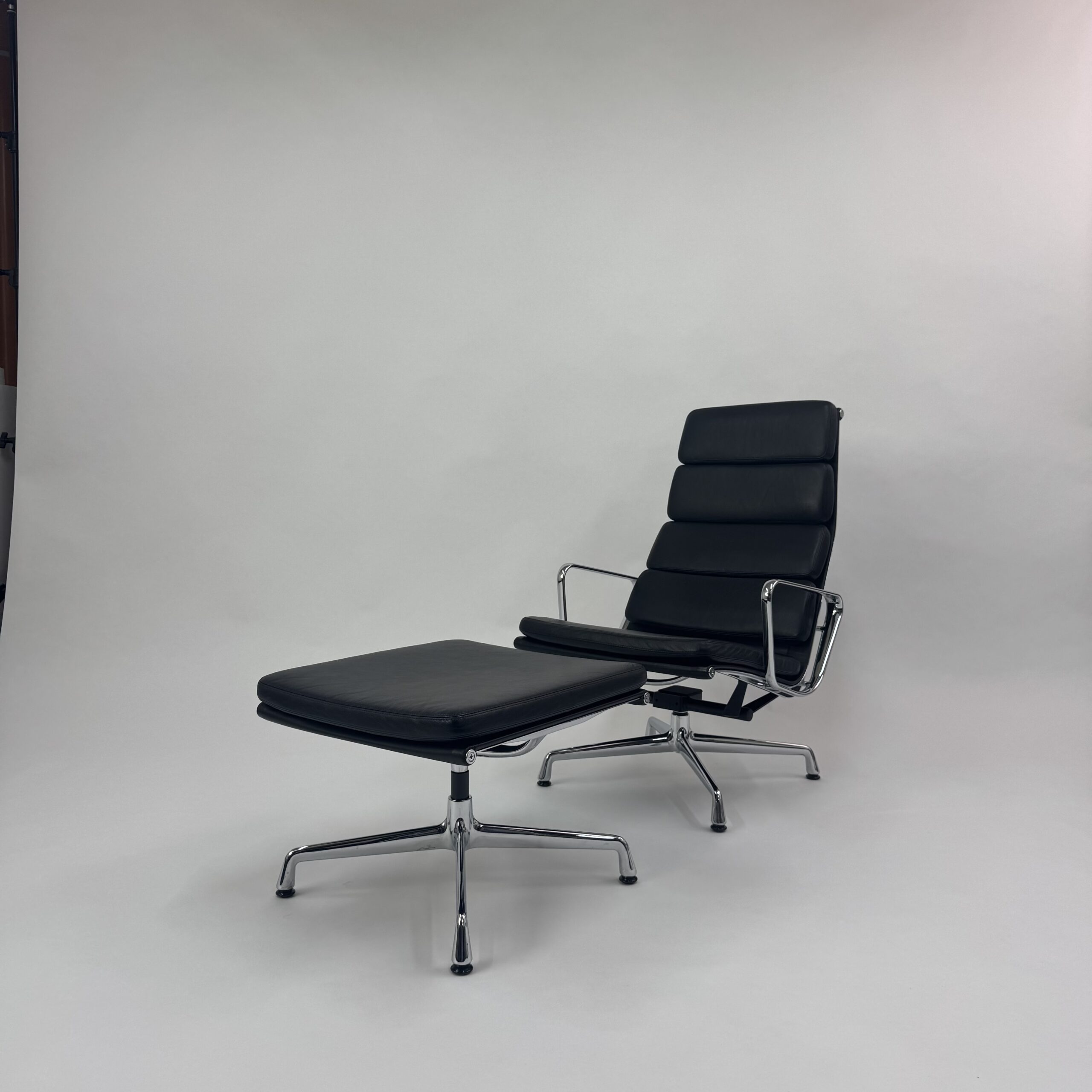 Vitra EA 222 Lounge Chair + EA 223 Hocker (Leder schwarz)