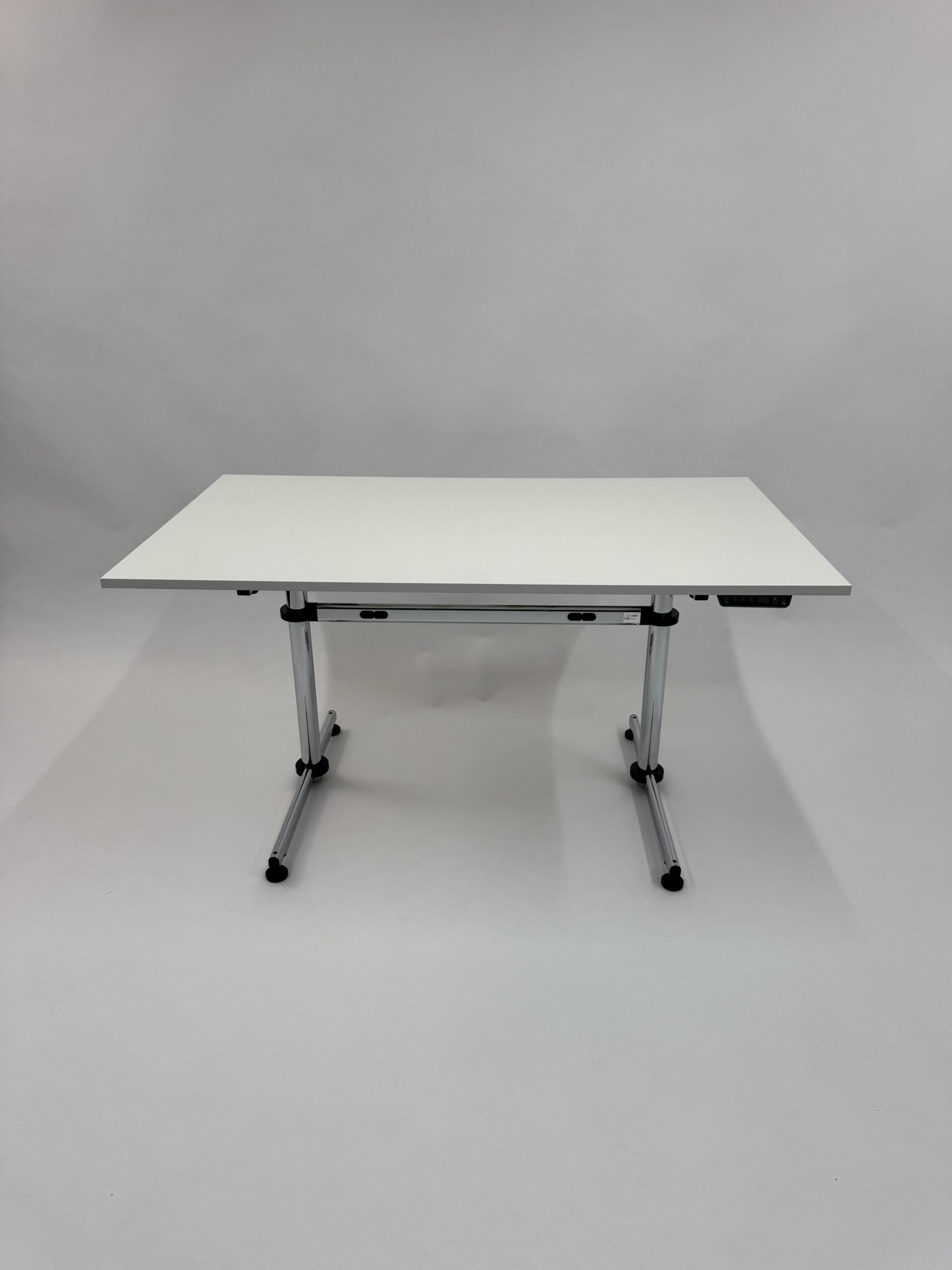 USM Haller Kitos E Schreibtisch elektrisch höhenverstellbar (70–120 cm, 180 x 90 cm)