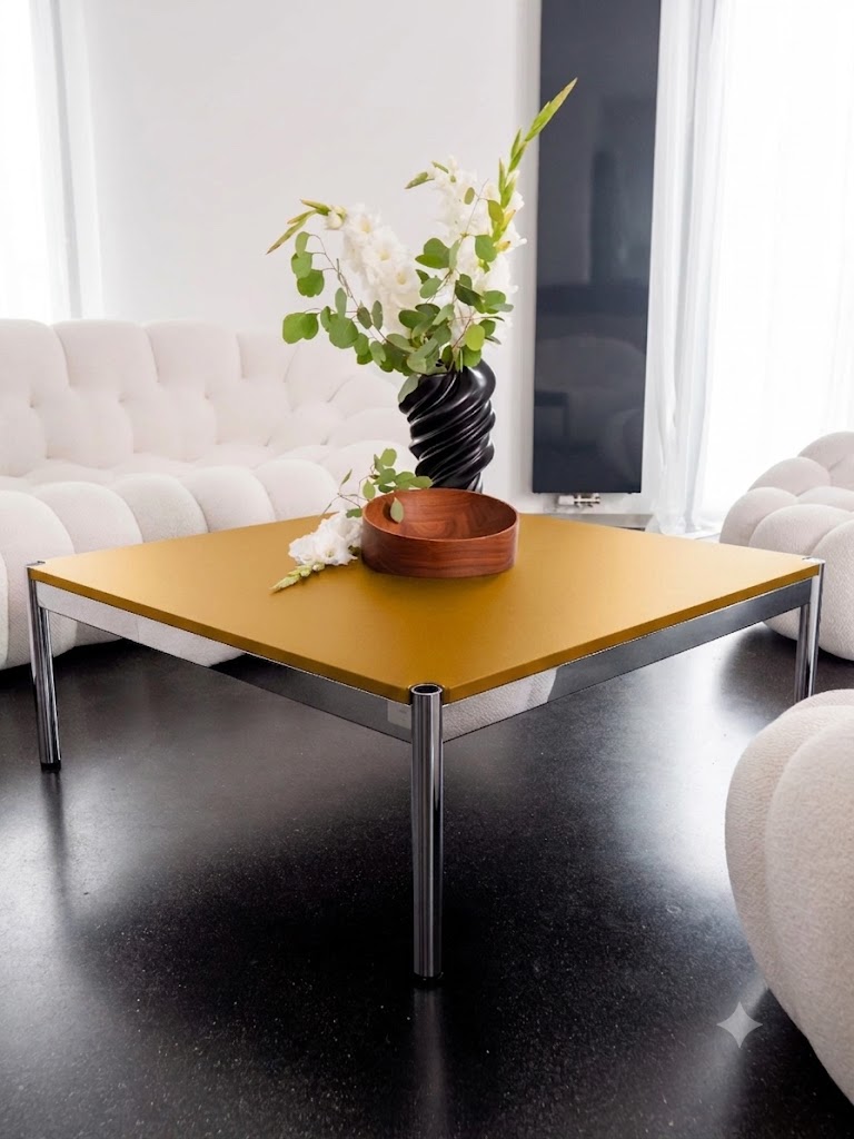USM Haller Couchtisch (100cm x 100cm, Goldgelb HLP)