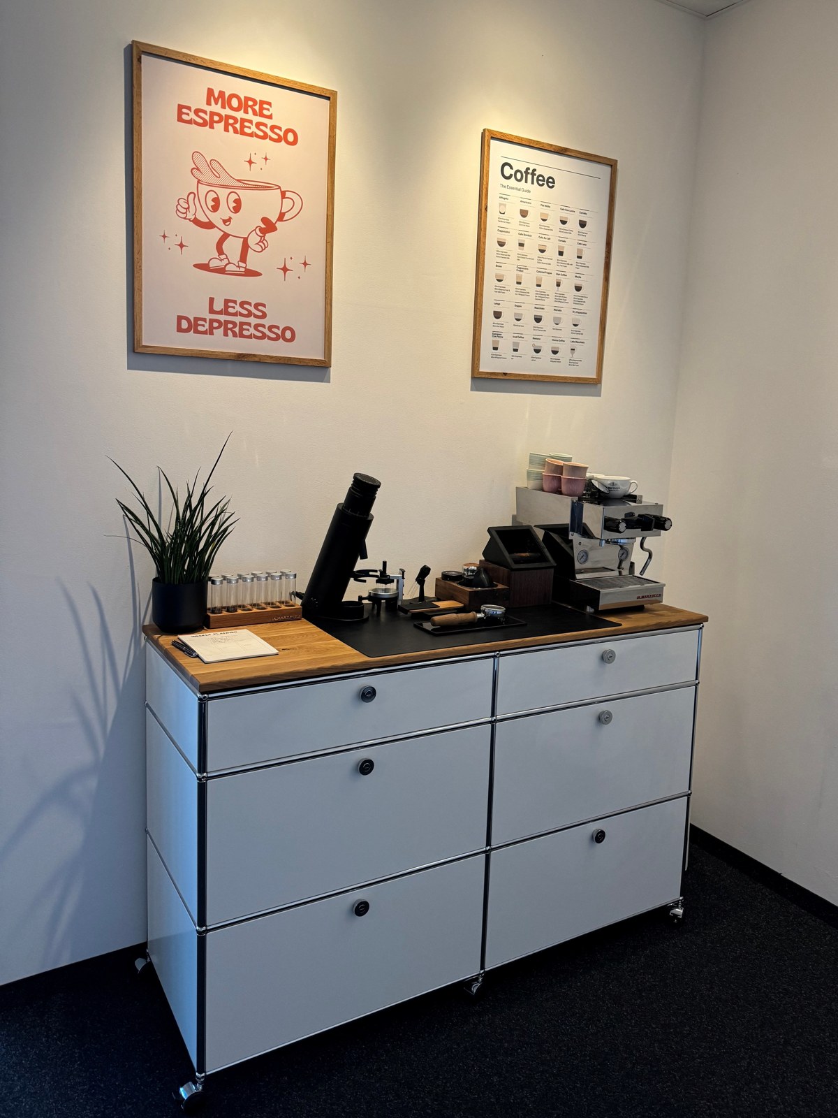 USM Haller Kaffeebar 2×3 (Reinweiß, 2 Schubladen, 4 Klappen, Eichenplatte, B 152 x H 92 x T 52cm)